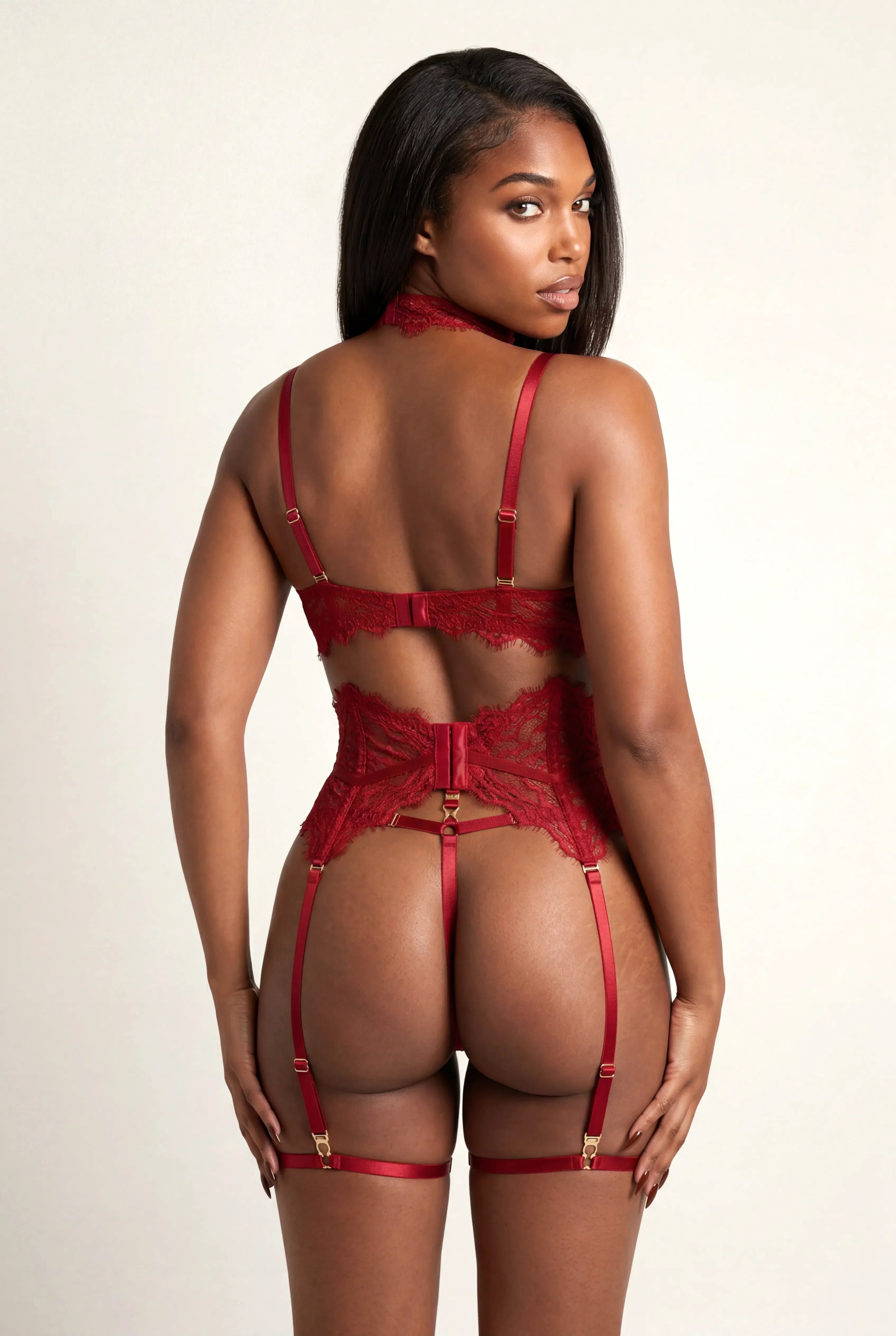 Ensemble Lingerie Pour Femme Cinq Pi Ces Moon Rouge - NAKED Underwear - Mannequin debout dos